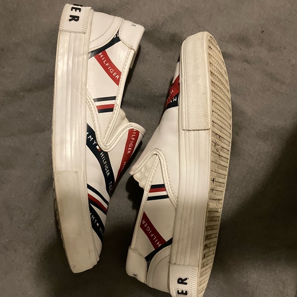 TOMMY HILFIGER SLIP ON’s size 6M - Picture 4 of 10